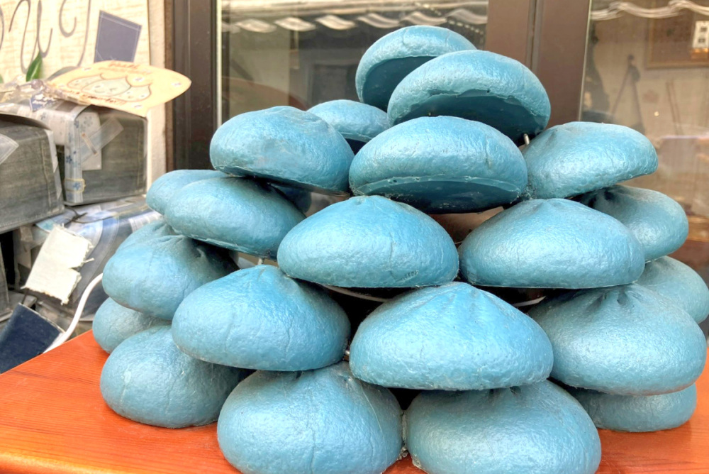 倉敷美観地区名物!?「デニム色」グルメを実食!